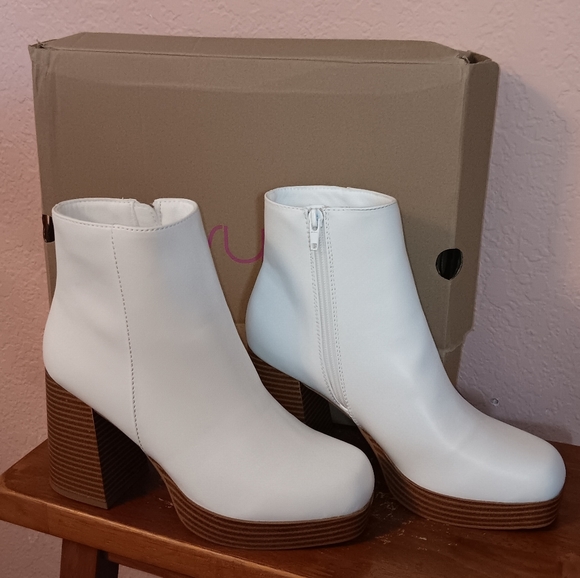 SUGAR SGR-WARRENT. 8M. CHECK OUT PICTURES FOR SCUFF MARK. Worn Once - Picture 2 of 7